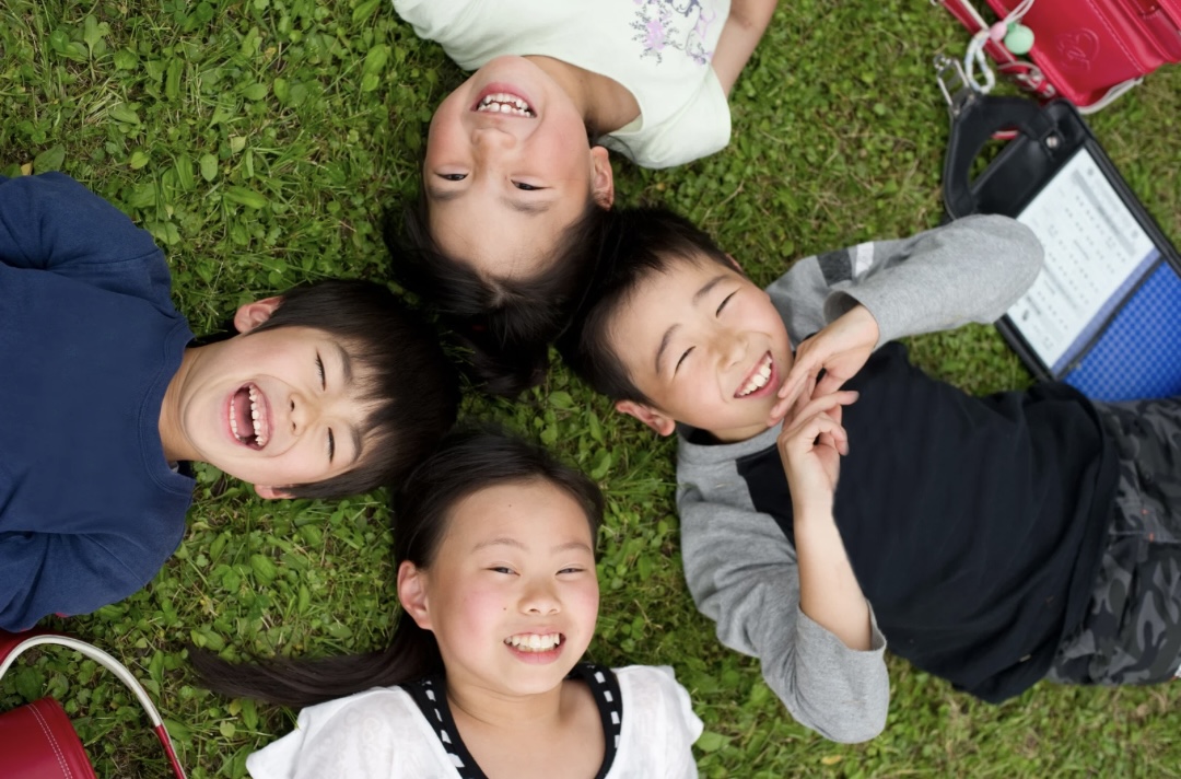 学校生活を楽しむ小学生